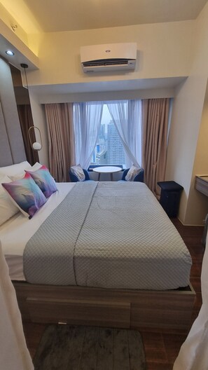 1 bedroom, iron/ironing board, WiFi, bed sheets - Condo in Makati, Fast Wi Fi + Netflix, Magnificent view of Makati Skyline (Makati)