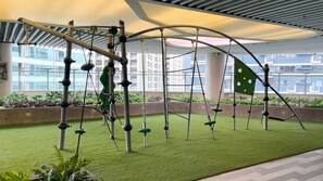Fitness facility - Condo in Makati, Fast Wi Fi + Netflix, Magnificent view of Makati Skyline (Makati)