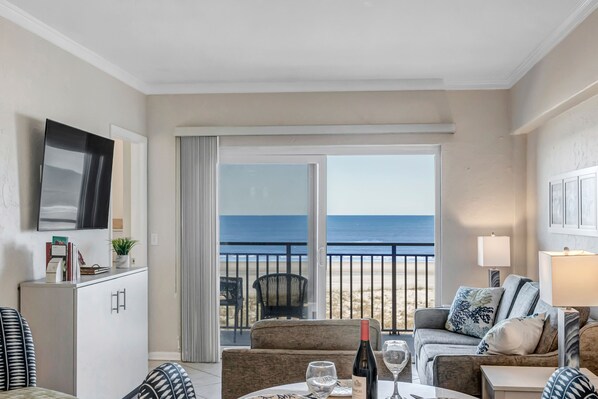 Smart TV, books - Surfline 8th Avenue Jax Beach (Jacksonville Beach)