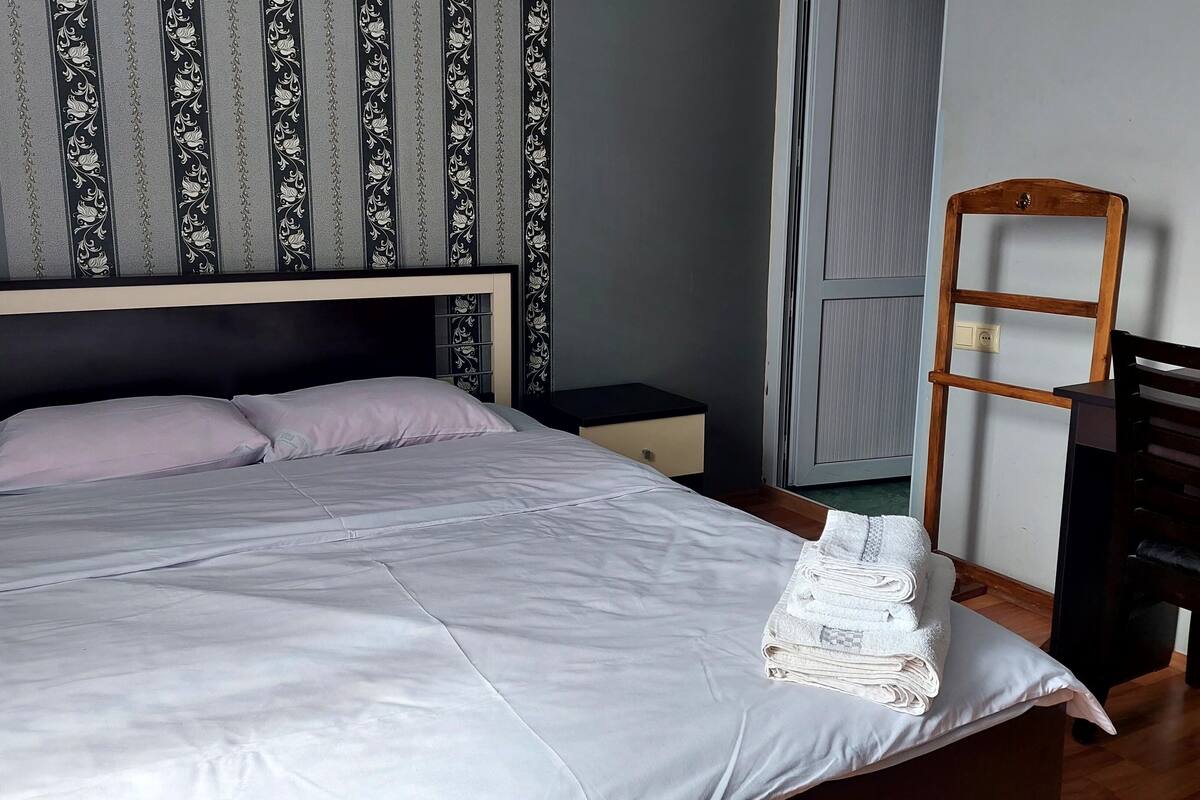 Ropa de cama de alta calidad, minibar y escritorio