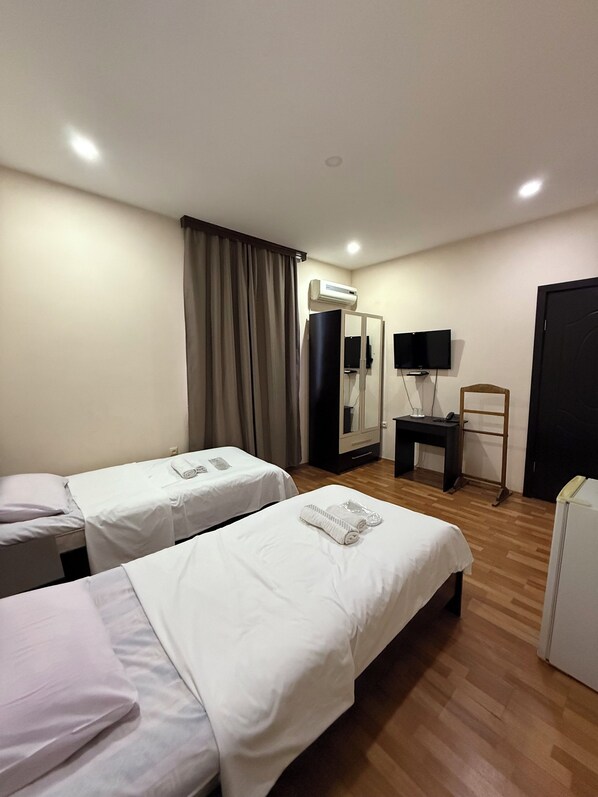 Premium bedding, minibar, desk, laptop workspace - Hotel max Comfort (Kutaisi)