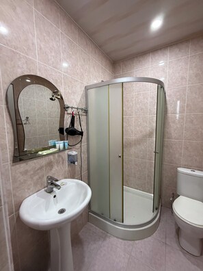 Basic Double Room | Bathroom | Shower, free toiletries, hair dryer, slippers - Hotel max Comfort (Kutaisi)