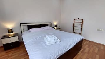 Eenvoudige tweepersoonskamer | Luxe beddengoed, een minibar, een bureau, een laptopwerkplek