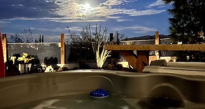 Ohana Ranch: Family fun! Themed bedrooms, hot tub, cowboy pool, near JT Park