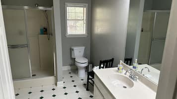 Douche, sèche-cheveux, serviettes fournies, savon