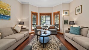 Een smart-tv en een open haard