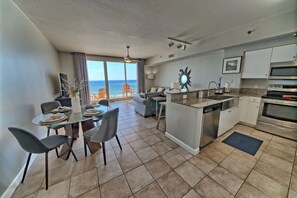 Dining - Beachfront~Amazing Sunset-Sunrise~Same floor Parking!  (Panama City Beach)