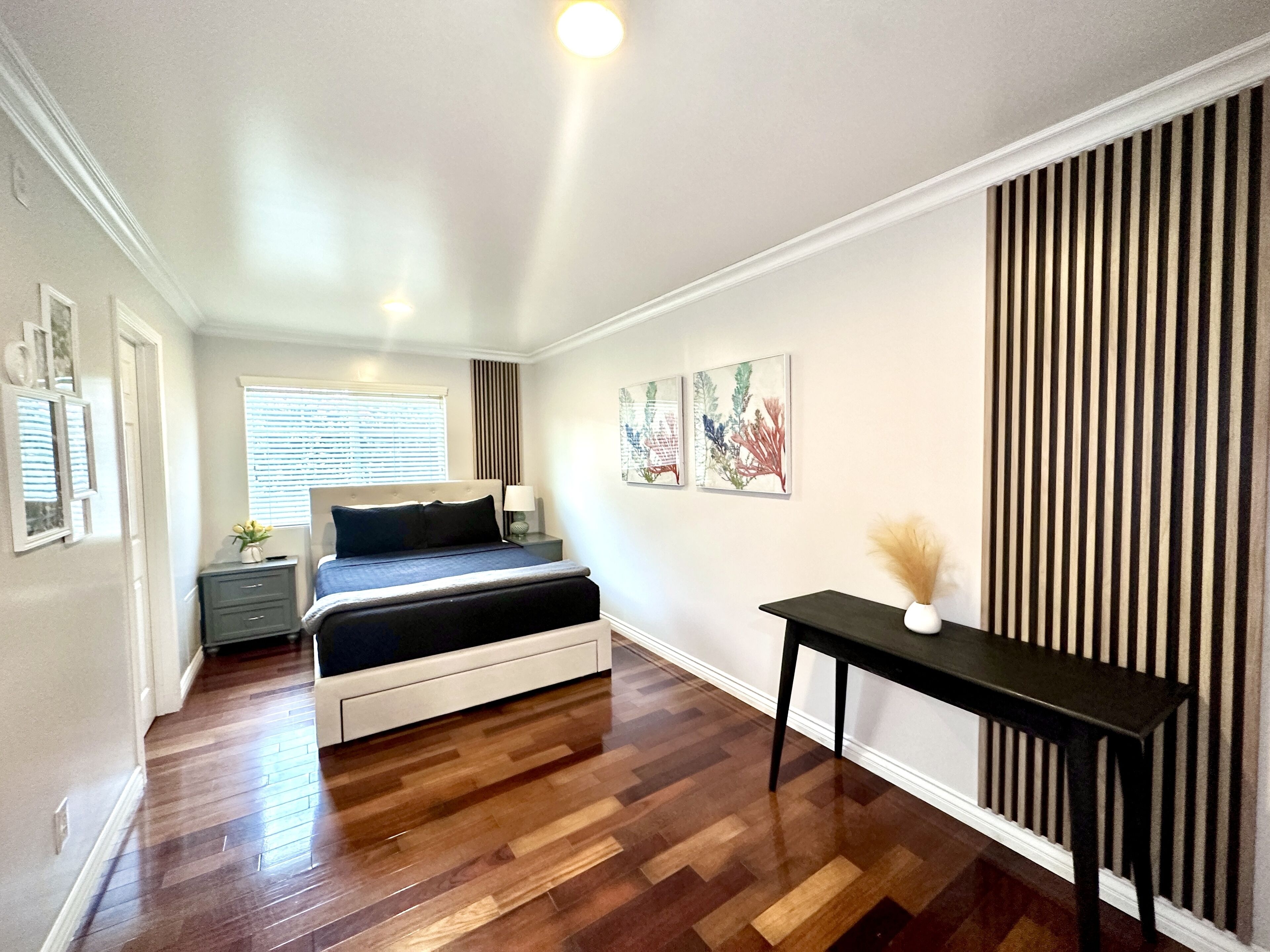 5 chambres, bureau, fer et planche à repasser, lit de bébé portatif