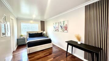 5 chambres, bureau, fer et planche à repasser, lit de bébé portatif