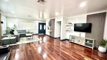 Smart-tv, tafelvoetbal, boeken en een printer