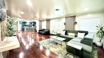 Smart-tv, tafelvoetbal, boeken en een printer