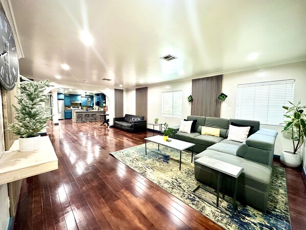 Smart-tv, bordsfotboll, böcker och printers