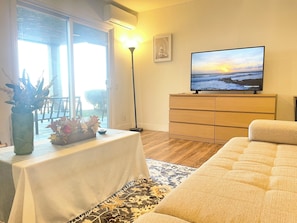 Smart TV, fireplace