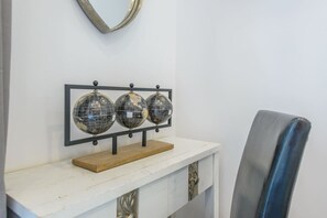 Unclassified image, 5 of 67, button