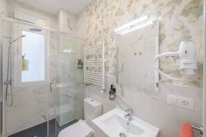 Hårføner, håndklær, såpe og toalettpapir