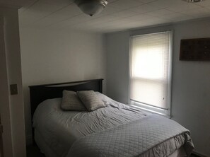 3 bedrooms, desk, WiFi, bed sheets