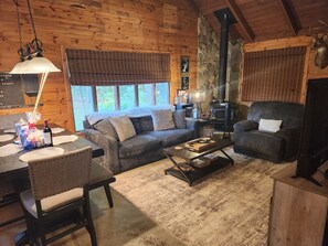 Smart TV, caminetto, impianto stereo