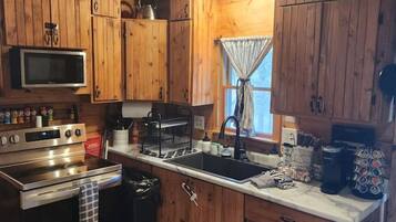 Frigorifero, microonde, forno, piano cottura