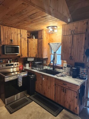 Frigorifero, microonde, forno, piano cottura