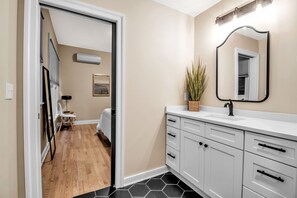 4 عدّة غرف نوم وواي فاي وملاءات أسرّة