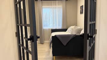 3 chambres, bureau, fer et planche Ă repasser, lit parapluie