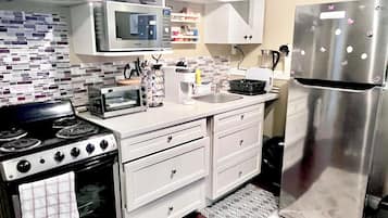 Refrigerador, microondas, horno, cafetera/tetera