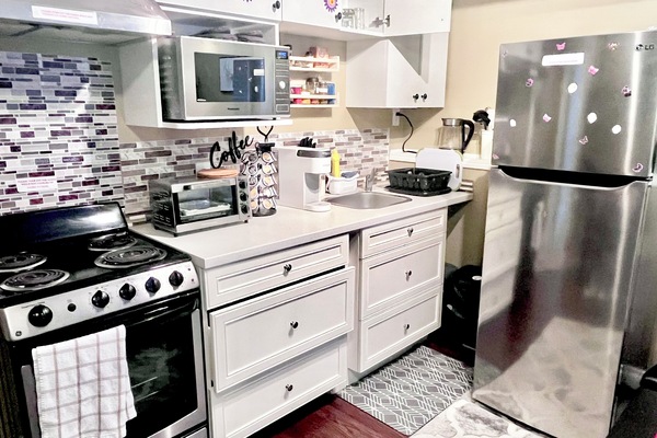 Een koelkast, een microgolfoven, een oven