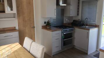 Een koelkast, een microgolfoven, een oven, een kookplaat