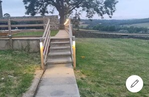 Property grounds - Charming 2 Bed Cottage in Nidderdale Near Harrogat (Harrogate)