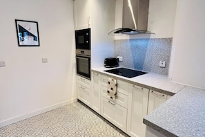 Køleskab, mikrobølgeovn, ovn, kogeplade