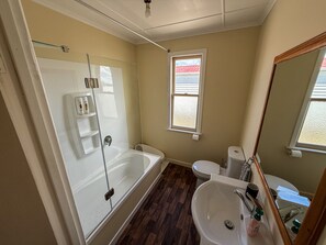 Articles de toilette écologiques, sÚche-cheveux, serviettes fournies