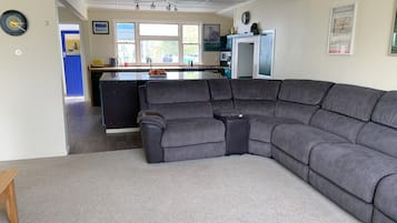Televisie, een open haard, boeken en een stereo