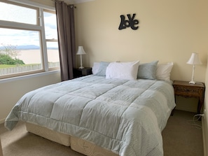 4 bedrooms, desk, iron/ironing board, free WiFi - Riverfront Family Home, with spa and stage (Te Kopuru)