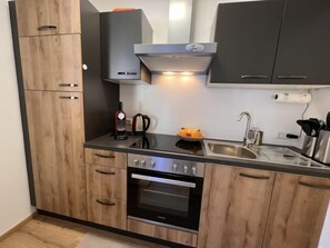 Kühlschrank, Ofen, Geschirrspüler, Kochgeschirr/Geschirr/Besteck