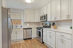 Kylskåp, mikrovågsugn, ugn och spishäll