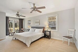 3 chambres, bureau, fer et planche Ă  repasser, lit parapluie