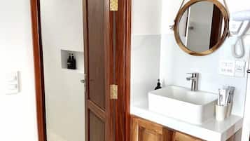 Panoramic Triple Room | Bathroom | Shower, rainfall showerhead, free toiletries, hair dryer