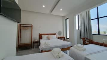 Panorama driepersoonskamer | Een bureau, verduisterende gordijnen, een strijkplank/strijkijzer