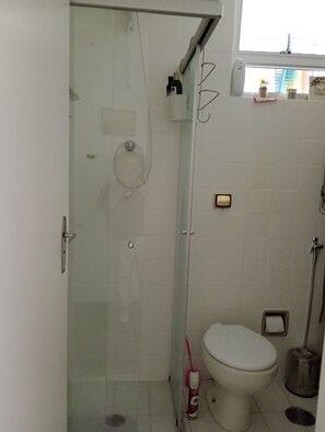 Chuveiro, secador de cabelo, toalhas de banho, sabonete