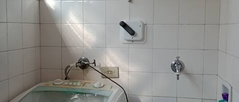 Douche, séchoir à cheveux, serviettes fournies, savon