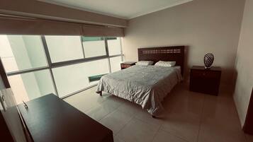 1 habitación, tabla de planchar con plancha, wifi gratis y ropa de cama