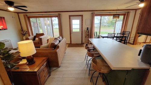 Cozy Cottage on Stone Lake