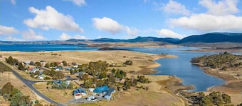 The Lakehouse - On the shores of Lake Jindabyne in the Snowy Mountains

