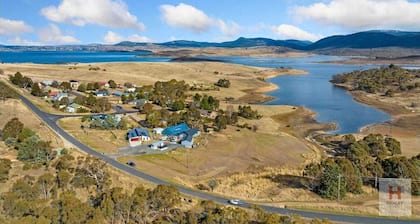 The Lakehouse - On the shores of Lake Jindabyne in the Snowy Mountains