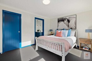 3 habitaciones, escritorio, tabla de planchar con plancha y wifi gratis