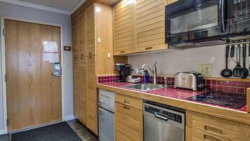 Réfrigérateur, micro-ondes, plaque de cuisson, lave-vaisselle