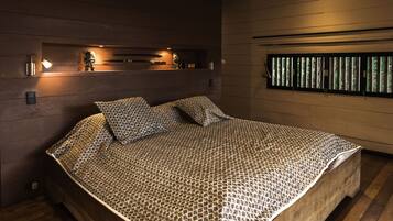 6 bedrooms, iron/ironing board, WiFi, bed sheets