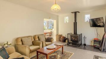 Una televisión, una chimenea, libros, un reproductor estéreo