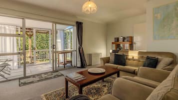 Una televisión, una chimenea, libros, un reproductor estéreo