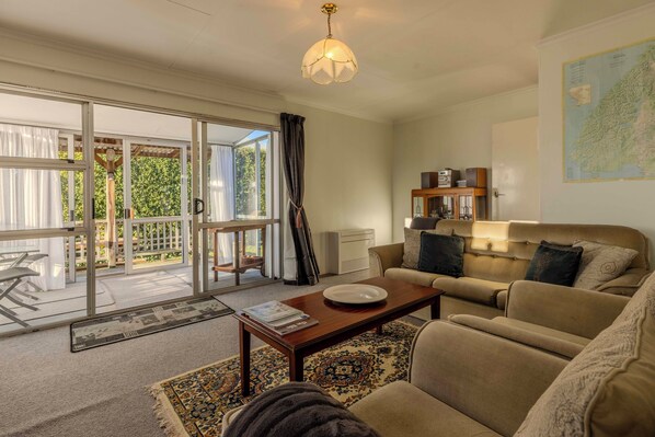 Téléviseur, foyer, livres, chaßne audio